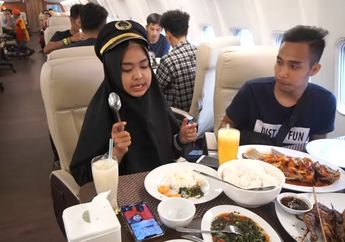 Super Mewah, Ria Ricis Ajak Tim Buka Puasa di Dalam Pesawat!