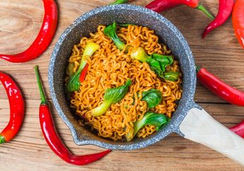 Ahli Bilang Bisa Jadi Masalah di Masa Depan, Tapi Cara Masak Ini Bisa Bikin Mi Instan Jadi Makanan Sehat. Siapa Sih yang Bisa Tahan Godaannya?