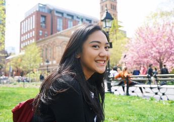 Intip Momen Wisuda Putri Tanjung. Sosok Ini Enggak Hadir, Lho!