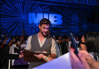 Mampir Ke Bali, Chris Hemsworth Ucapkan Kalimat Ini Dalam Bahasa Indonesia. Penonton Histeris!