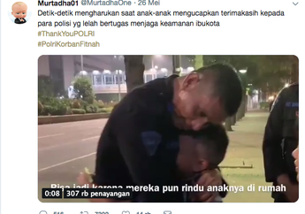 Viral Video Anak-anak Salim ke Para Polisi yang Bertugas di Aksi Demo Seakan Mengucapkan Terima Kasih Ini Sukses Bikin Terharu!