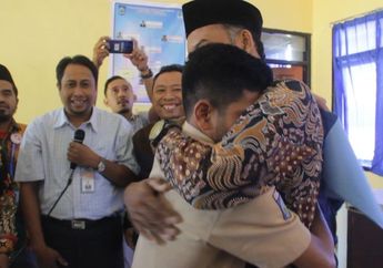 Setelah Dinyatakan Lulus, Aldi Irpan dan Kepala Sekolahnya Berpelukan