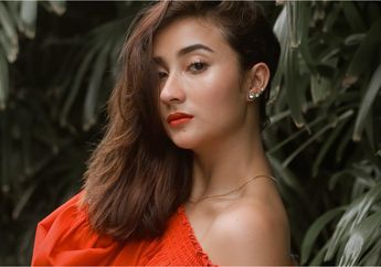 Dekat dengan Komedian Sule, Ini 6 Gaya Naomi Zaskia Pakai Off Shoulder. Cocok Buat Liburan!