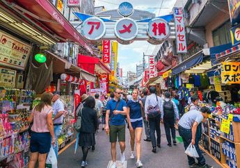 3 Hal Tentang Aturan di Jepang yang Larang Turis Makan Sambil Jalan. Kenapa?