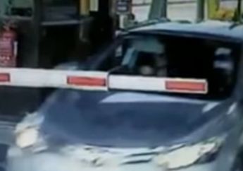 Sedan Toyota Tabrak Palang Pintu Tol, Ada Pemandangan Aneh Dalam Kabin