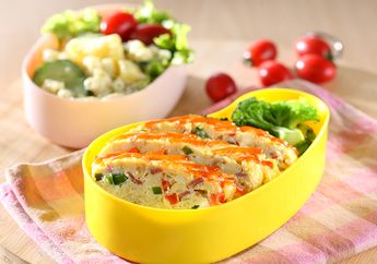 Resep Omelet Bento with Potato and Macaroni Salad untuk Sarapan Fancy
