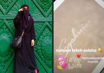 Dapat Bingkisan Mukena Syahrini yang Berhiaskan Pin Emas 24 Karat, Umi Pipik: Kepake Nih Nanti Idul Fitri!