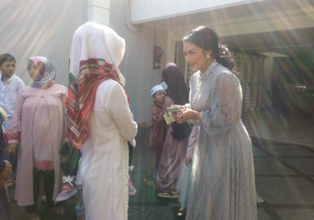 Jaga Silaturahmi di Hari Raya Lebaran, Krisdayanti Bagi-bagi THR ke Tetangga