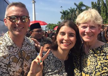 Ikut Antre Bareng Ratusan Warga di Monas, 3 Bule Asal AS Ini Mengaku Ingin Bertemu Langsung dengan Presiden Jokowi