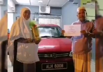 Pasangan Ortu Dibikin Mewek, Saat Pulang Sholat Temukan Mobil Baru di Rumah