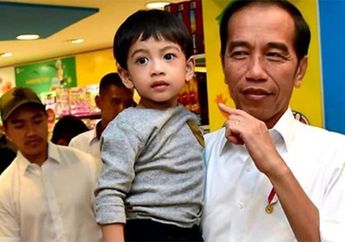 Temani Jokowi Bagikan 3000 Sembako, Begini Gaya Lucu Jan Ethes Saat Diwawancarai Puluhan Wartawan Seorang Diri