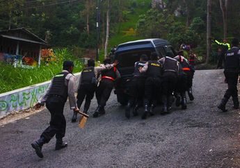 Kisah Pilu Polisi yang Bertugas Mengganjal Ban di Jalur Maut Sarangan, 6 Tahun Bertugas Saat Lebaran Hingga Dikerjai Pengendara