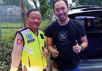 Salut Pak Polisi, Gercep Sampai Rela Ngolong Bantu Pemudik