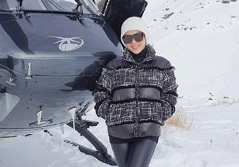 Datangi Gunung Bersalju, Syahrini Tutupi Badan Mungilnya dengan Parka Seharga Rp 134 Juta