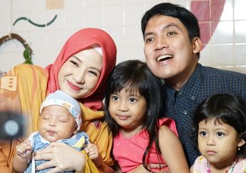 Intip 5 Gaya Menggemaskan Keluarga Desta dan Natasha Rizky Liburan di Korea Selatan