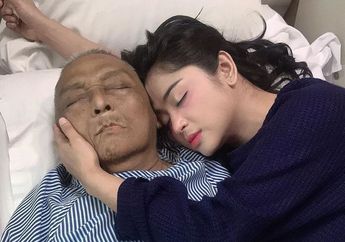 Dewi Perssik Mengaku Baru Sadar Firasat Baju Putih & Kata Janggal Ayahnya Ini Saat Potong Kue Ultah 5 Bulan Lalu