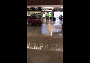 Tiba-tiba Hujan dan Banjir, Band Mall Ini Spontan Bawakan Lagu Titanic