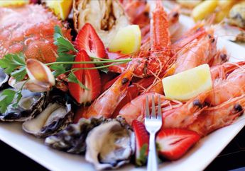 Viral! Penjual Makanan Seafood Lakukan Aksi Akrobatik Saat Menyajikan Hidangan, Warganet: 'Ini Mau Masak Atau Bunuh Temennya?'
