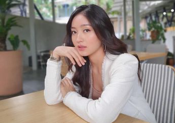 Manisnya Gaya Natasha Wilona dengan 4 Model Dress Putih. Lovely!