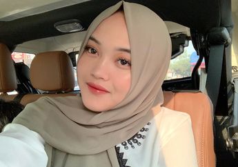 4 Hjiab Pashmina Warna Netral ala Putri Delina Ini Wajib Dimiliki Hijaber Pipi Chubby!