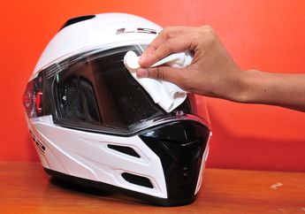 Di Rumah Aja, Cuci Helm Sendiri Jangan Pakai Deterjen Bubuk Ya