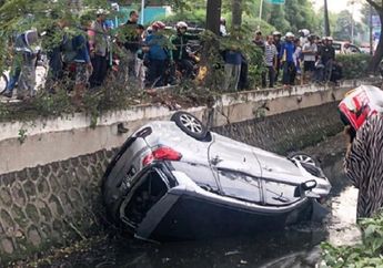 Perempuan Kemudikan Mobilio Kecemplung Parit, Gegara Masih Ngantuk?