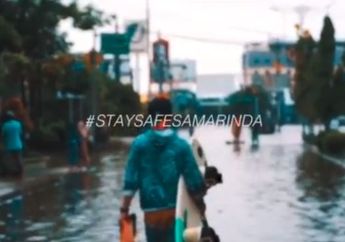 Resah 3 Hari Air Belum Surut, Anak Muda Samarinda Lakukan Aksi Wakeboarding di Jalan yang Terendam Banjir