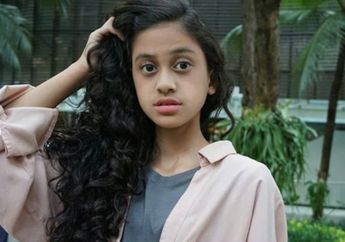 Kecenya Gaya Simpel Anak Ramzi, Asila Maisa Pakai 1 Model Knit Sneakers dari Balenciaga!
