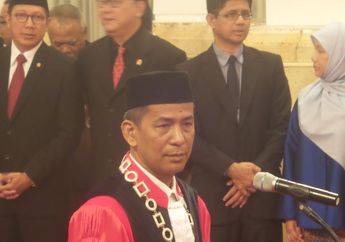 Polisi Bersenjata Lengkap Jaga Ketat Rumah Hakim MK Saldi Isra di Padang