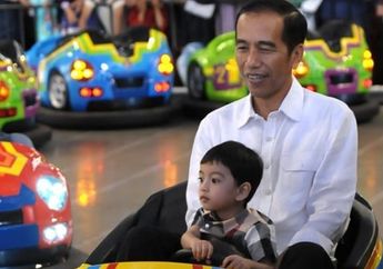 Habiskan Waktu Jalan-jalan di Bali, Jokowi dan Jan Ethes Kompak Manyun Saat Makan Es Krim di Mall