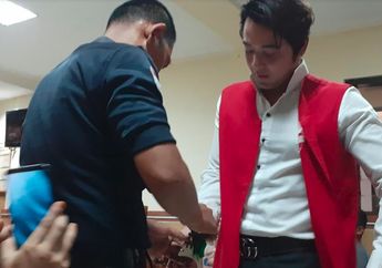 Menangis Saat Bacakan Pledoi, Kriss Hatta Sampai Harus Ditenangkan Hakim Pengadilan