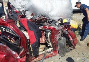 Satu Keluarga Pulang Liburan, Dalam Xpander yang Tertindih Bus Safari