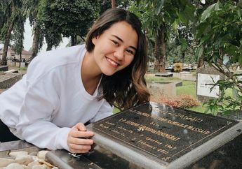 Ditinggal Meninggal Sang Ayah Saat Usia 8 Tahun, Ini 9 Postingan Aaliyah Massaid Tentang Adjie Massaid. Penuh Haru!