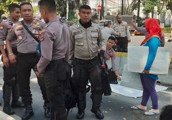 Sembari Mengawal Sidang Sengekta Pilpres 2019, Polisi Borong Alas Duduk yang Dijual Warga