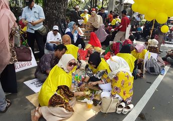 Bak Piknik, Warga Duduk Santai Sembari Santap Siang di Sekitar Gedung MK