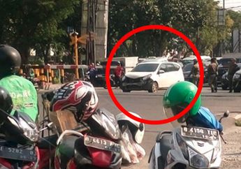 Tidak Tertib di Perlintasan, Bumber Depan Mobil Tercium KRL