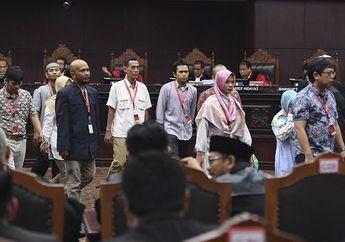 Dandan Nyentrik di Sidang MK, Saksi Prabowo-Sandi Dapat 'Pujian' dari Hakim: Malam-malam Begini Masih Pakai Kacamata Hitam kan Luar Biasa!
