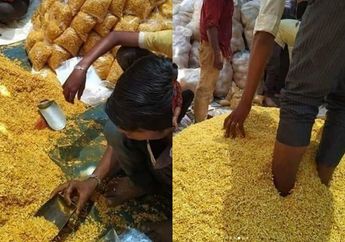 Viral Foto Pekerja di Pabrik Snack Kiloan Nyeker Hingga Injak Makanan yang Akan Dibungkus, Warganet Tebak Lokasinya!
