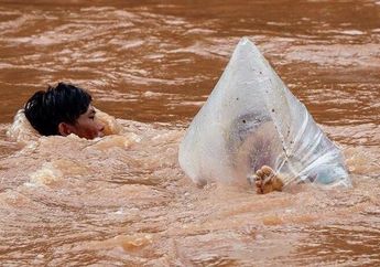 Lelaki Tanpa Tanda Jasa, Seberangkan Anak Sekolah di Sungai Arus Deras dengan Kantong Plastik. Lihat Foto Aksinya!