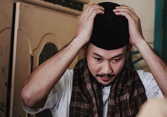 Lama Tak Ada Kabar Setelah Gagal Menikah, Denny Sumargo Terlihat Makan Sambil Pakai Sarung & Unggah Kata Bismillah