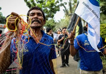 Berjalan Mundur, Aktivis Protes Anies Baswedan Soal IMB Pulau Reklamasi. Lihat Foto-fotonya
