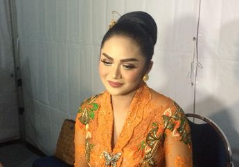 Tak Kuasa Menahan Kepedihan, Krisdayanti Beri Penghormatan dan Pasangkan Bulu Mata Pada Sahabatnya yang Meninggal Dunia: Dia Memang Cantik