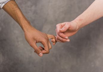 Di Tengah Kondisi Ekonomi Tak Menentu, Pasangan Ini Punya Cara Gelar Pernikahan Berbiaya Murah. Upacara Sakral Itu Pun Tetap Sah!