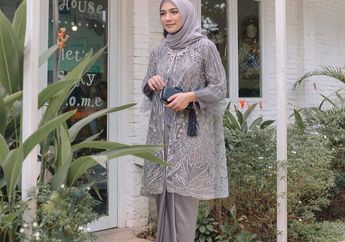 Lebaran Memukau, Sontek 5 Model Tunik Brokat Warna Abu-abu Elegan Ini!