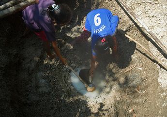Kemarau Bikin Kita Trenyuh, Anak-anak Desa Ini Terpaksa Mengais Air Keruh. Lihat Foto-foto yang Jadi Buktinya!