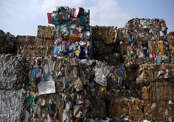 Setelah Disidak Gubernur Khofifah, Ternyata Gunungan Sampah Impor di Mojokerto Berisi Material Ini. Lihat Foto-fotonya!