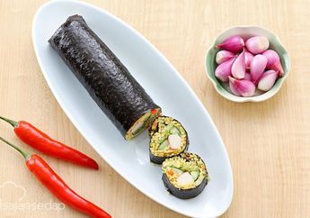 Olah Nasi Goreng Jadi Sushi yuk! Ini Resepnya yang Bisa Dicoba