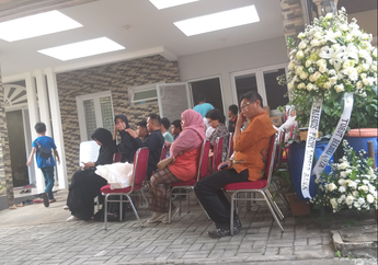 Tiba di Rumah Duka, Orangtua Sutopo Purwo Nugroho Berfoto di Samping Karangan Bunga Ucapan Belasungkawa dari Presiden Jokowi