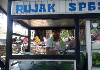 Sempat Difitnah Karena Jualannya Laris, Penjual Rujak Nabung Rp 5 Ribu Setiap Hari Akhirnya Naik Haji: Ini Seperti Mimpi