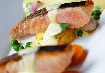 Kombinasi Daging Salmon dan Segarnya Sayuran Jadi Hidangan Spesial Hotel Santika Premiere Bintaro